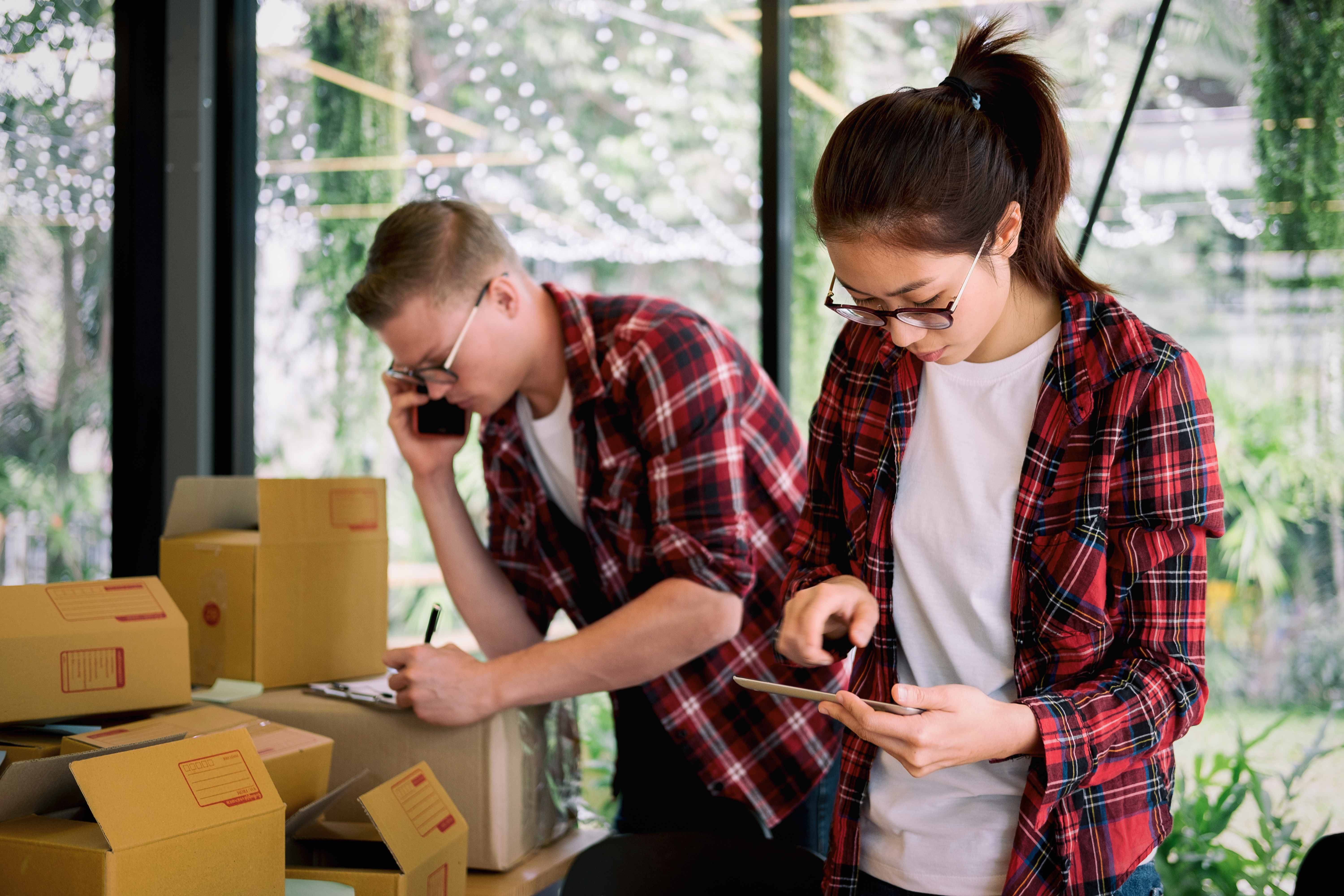 Сравнение моделей доставки и хранения: плюсы и минусы
